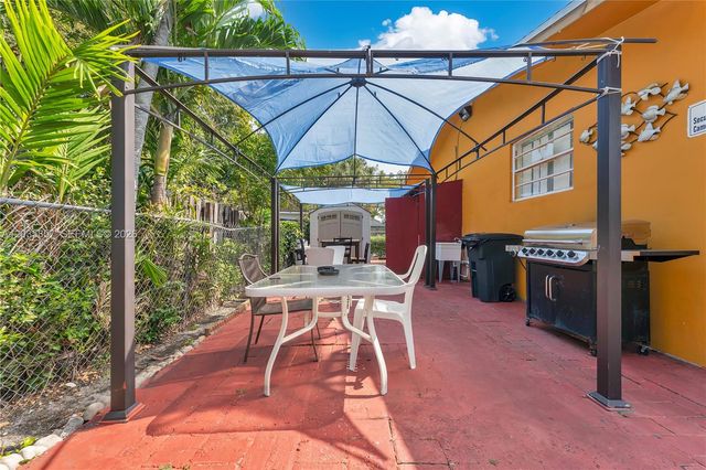 129-131 SE 5th Street, Hallandale Beach, FL 33009