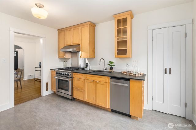 421 N 40th Street, Seattle, WA 98103