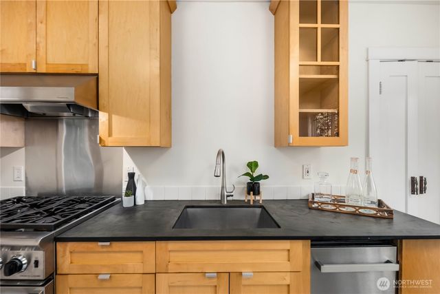 421 N 40th Street, Seattle, WA 98103
