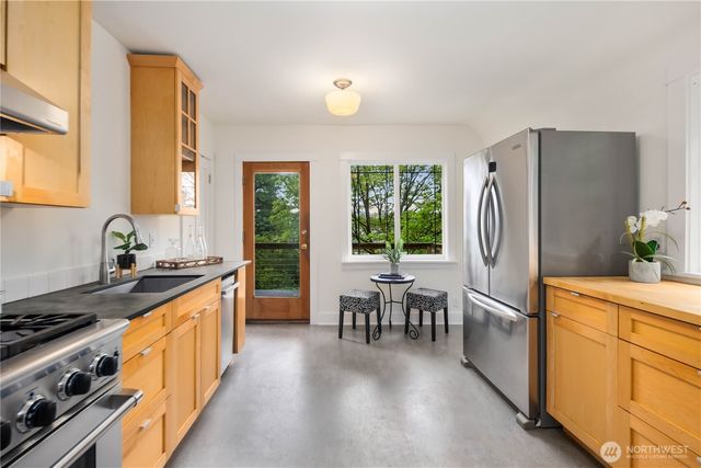 421 N 40th Street, Seattle, WA 98103