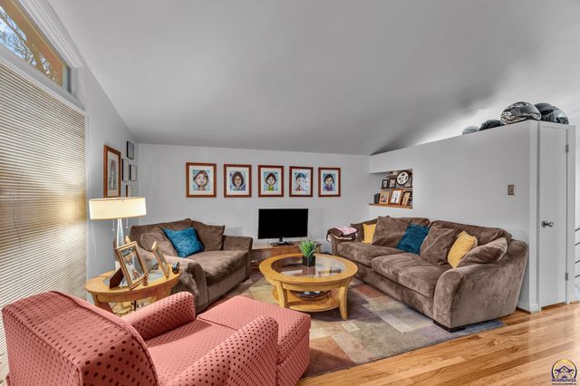 1721 SW 27th ST, Topeka, KS 66611