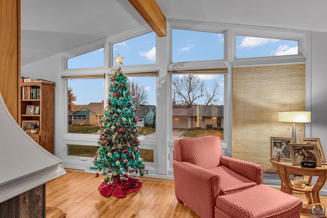 1721 SW 27th ST, Topeka, KS 66611