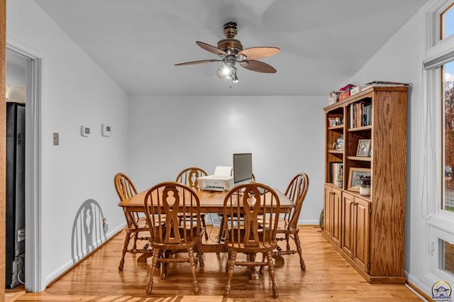 1721 SW 27th ST, Topeka, KS 66611