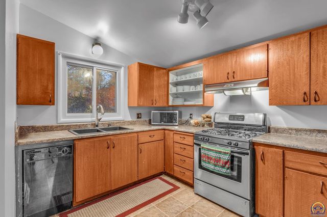 1721 SW 27th ST, Topeka, KS 66611