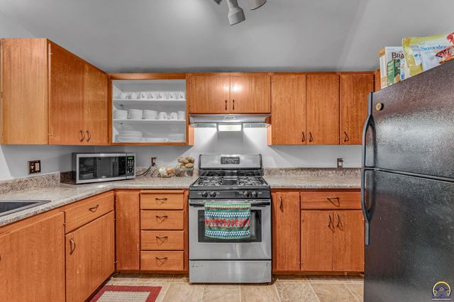 1721 SW 27th ST, Topeka, KS 66611