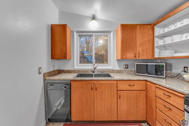 1721 SW 27th ST, Topeka, KS 66611