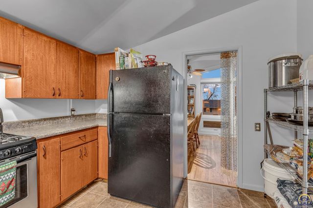 1721 SW 27th ST, Topeka, KS 66611