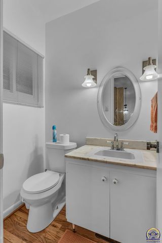 1721 SW 27th ST, Topeka, KS 66611