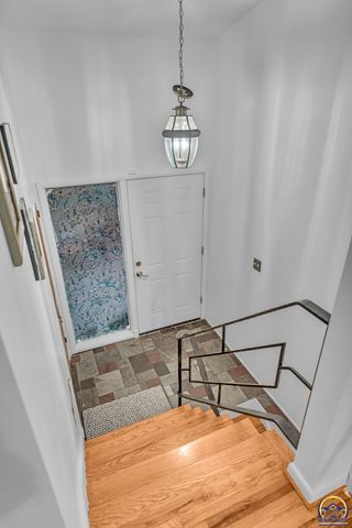 1721 SW 27th ST, Topeka, KS 66611