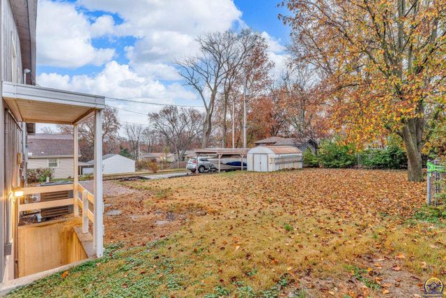 1721 SW 27th ST, Topeka, KS 66611