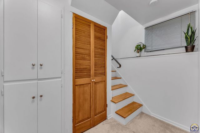 1721 SW 27th ST, Topeka, KS 66611