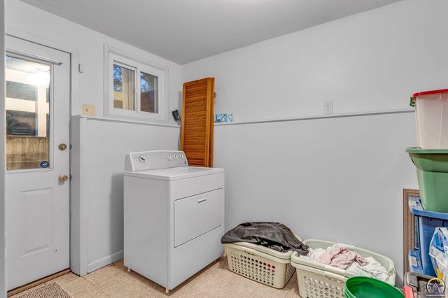 1721 SW 27th ST, Topeka, KS 66611