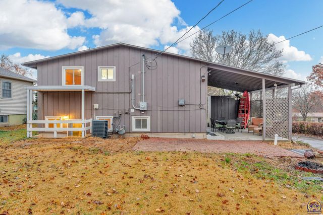 1721 SW 27th ST, Topeka, KS 66611