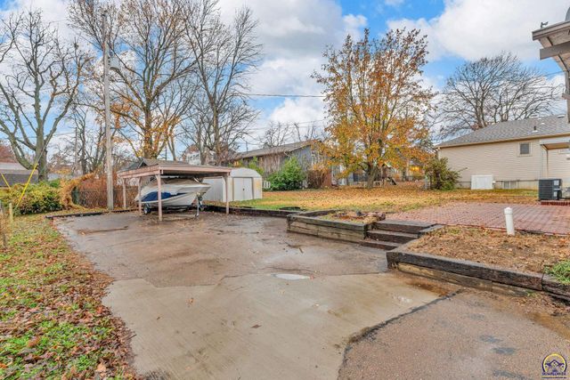 1721 SW 27th ST, Topeka, KS 66611