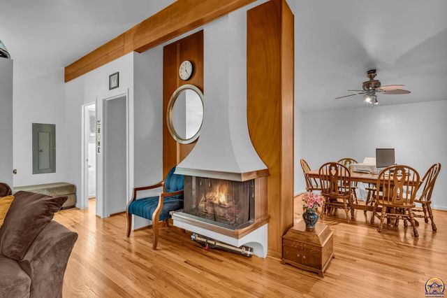 1721 SW 27th ST, Topeka, KS 66611