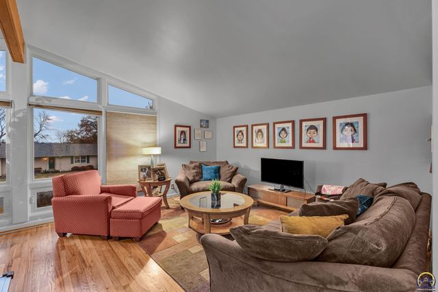 1721 SW 27th ST, Topeka, KS 66611