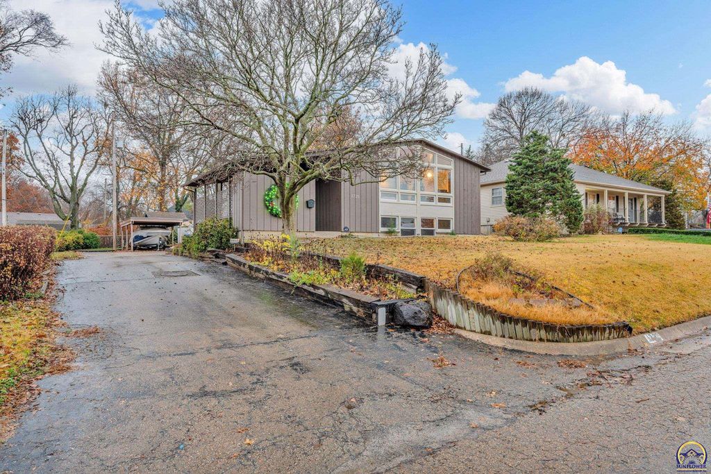 1721 SW 27th ST, Topeka, KS 66611