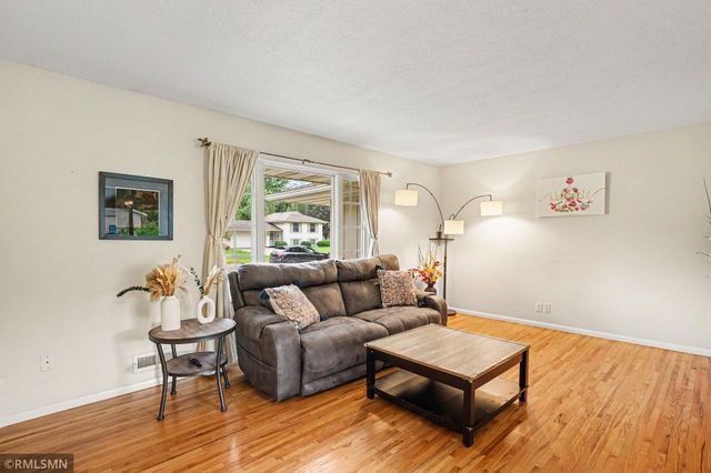 981 Oriole Drive, Apple Valley, MN 55124