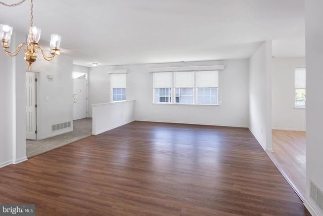 9 FOSTER RD, Pennington, NJ 08534