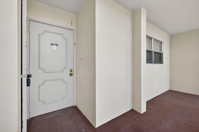 3590 Via Poinciana 202, Lake Worth, FL 33467
