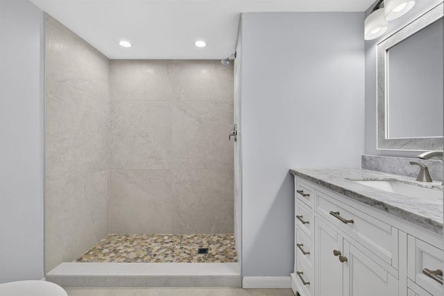 3590 Via Poinciana 202, Lake Worth, FL 33467