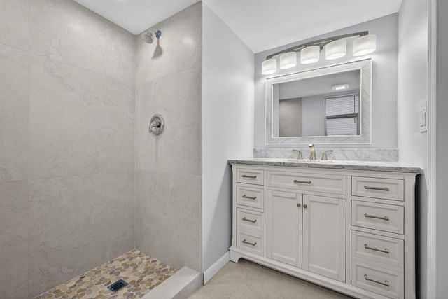 3590 Via Poinciana 202, Lake Worth, FL 33467
