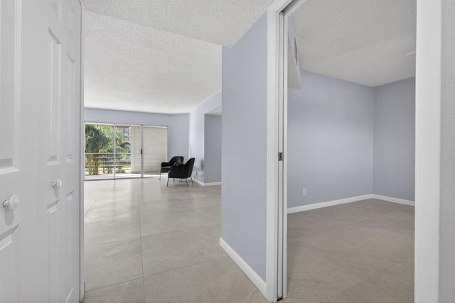 3590 Via Poinciana 202, Lake Worth, FL 33467