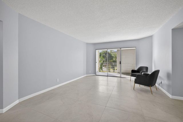 3590 Via Poinciana 202, Lake Worth, FL 33467
