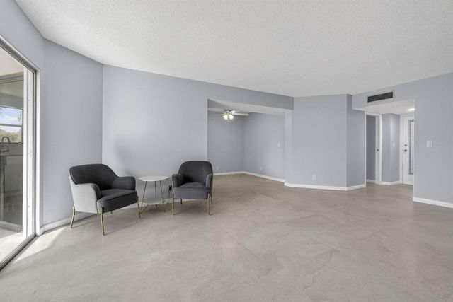 3590 Via Poinciana 202, Lake Worth, FL 33467