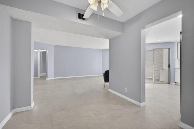 3590 Via Poinciana 202, Lake Worth, FL 33467