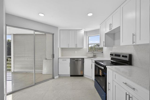 3590 Via Poinciana 202, Lake Worth, FL 33467