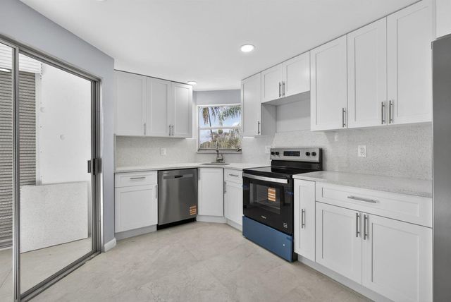 3590 Via Poinciana 202, Lake Worth, FL 33467