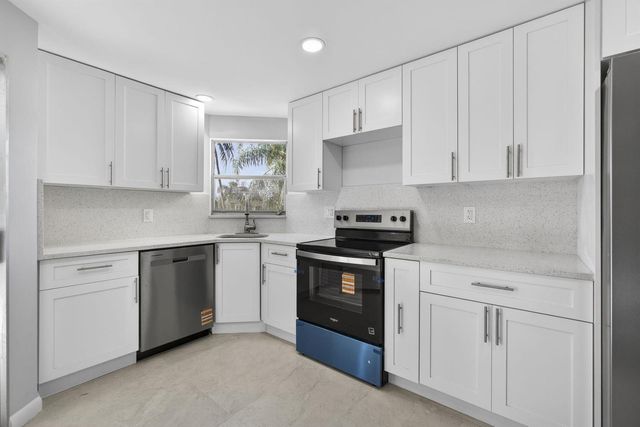 3590 Via Poinciana 202, Lake Worth, FL 33467