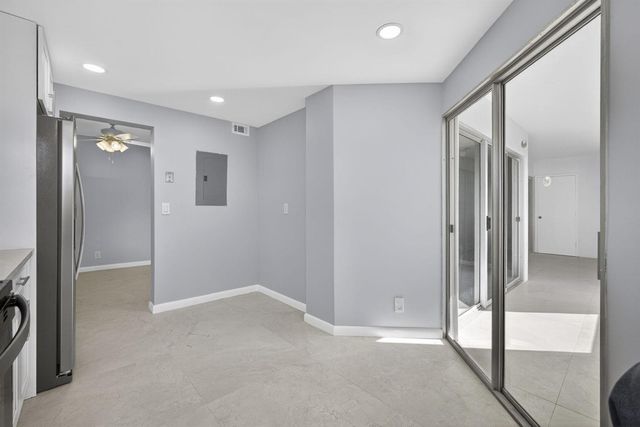 3590 Via Poinciana 202, Lake Worth, FL 33467