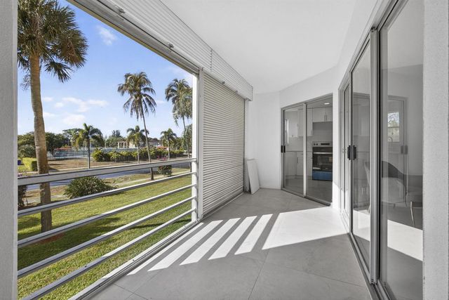 3590 Via Poinciana 202, Lake Worth, FL 33467