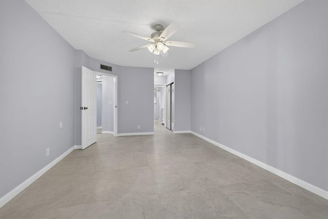 3590 Via Poinciana 202, Lake Worth, FL 33467