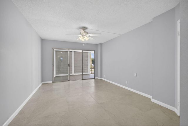 3590 Via Poinciana 202, Lake Worth, FL 33467