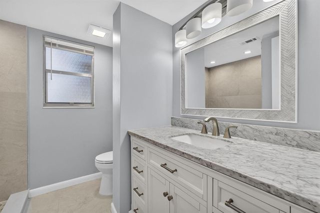 3590 Via Poinciana 202, Lake Worth, FL 33467