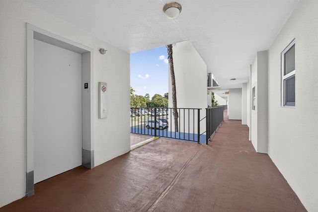 3590 Via Poinciana 202, Lake Worth, FL 33467