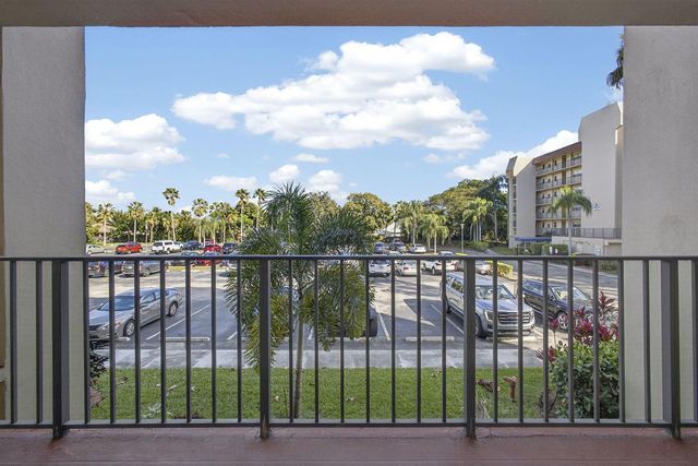 3590 Via Poinciana 202, Lake Worth, FL 33467