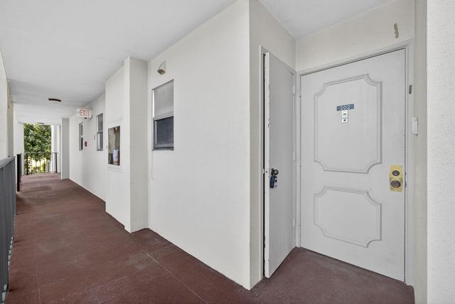 3590 Via Poinciana 202, Lake Worth, FL 33467