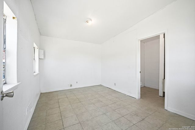 2718 S Flores, San Antonio, TX 78204