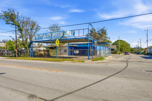 2718 S Flores, San Antonio, TX 78204