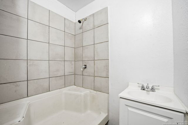 2718 S Flores, San Antonio, TX 78204