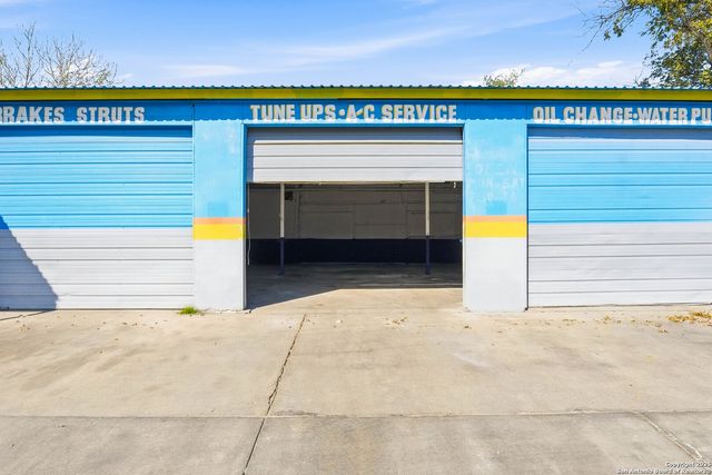 2718 S Flores, San Antonio, TX 78204