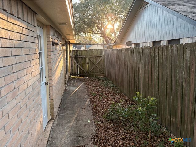 108 Queenswood Trail, Victoria, TX 77901