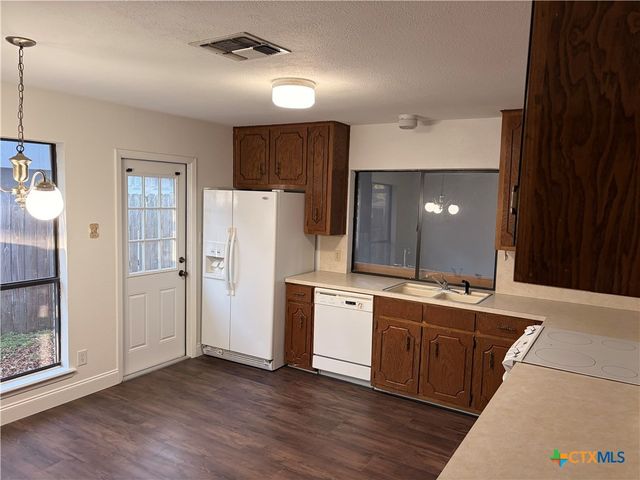 108 Queenswood Trail, Victoria, TX 77901