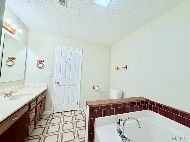 6731 Highway Au, Houston, MO 65483