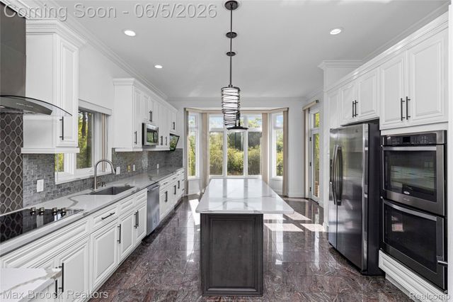 6664 Apple Blossom Trail, West Bloomfield Charter Township, MI 48322