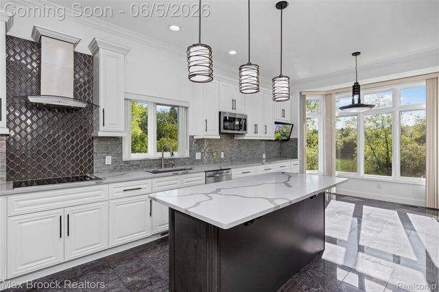 6664 Apple Blossom Trail, West Bloomfield Charter Township, MI 48322